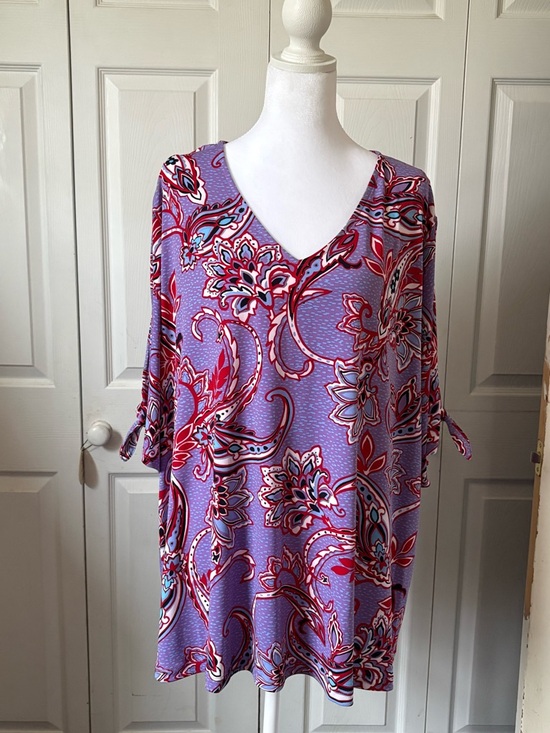 Liz Claiborne Tops - Liz Claiborne Lavender V‑Neck Tunic with Red and Blue Paisley